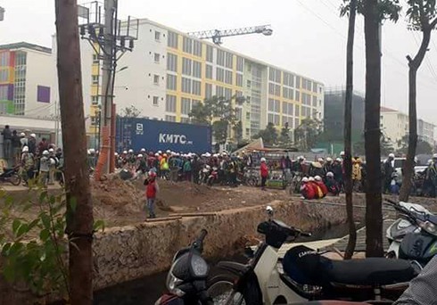 Va chạm với bảo vệ, hàng nghìn công nhân