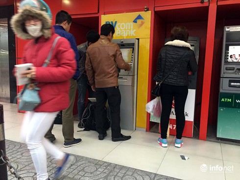 Người dân hốt hoảng khi cây ATM nhả toàn tờ giấy in chữ 500 nghìn đồng - ảnh 1