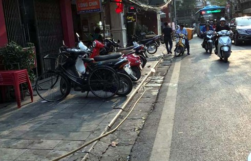 Có clip dùng chân khuấy đảo lòng lợn, chủ quán bị phạt gần 5 triệu - ảnh 1