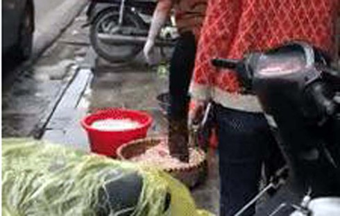 Có clip dùng chân khuấy đảo lòng lợn, chủ quán bị phạt gần 5 triệu - ảnh 2