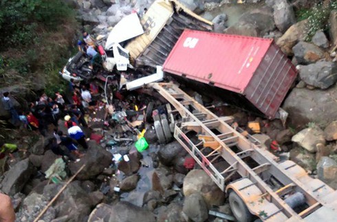 Xe container và xe tải lao xuống suối, 4 người bị thương nặng - ảnh 2