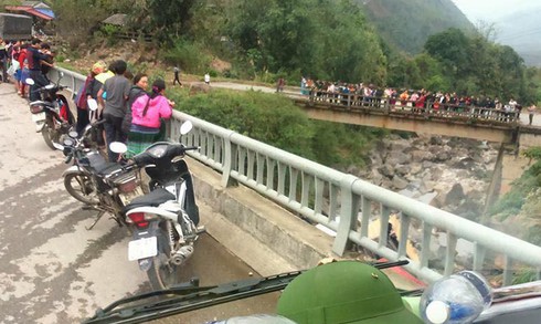 Xe container và xe tải lao xuống suối, 4 người bị thương nặng - ảnh 1