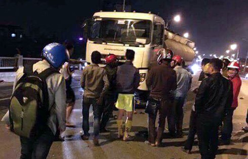Xe máy đâm thẳng vào xe bồn chở xăng, 3 nam thanh niên tử vong - ảnh 1