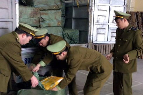 Hơn 2 tấn mỡ bốc mùi hôi thối đang mang về Hà Nội tiêu thụ thì bị bắt - ảnh 1