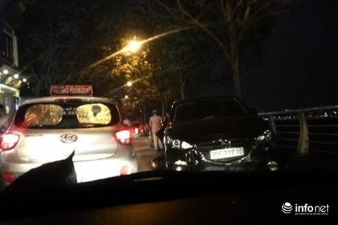 Xe ô tô Mazda đâm hàng loạt phương tiện, 1 học sinh nhập viện - ảnh 1