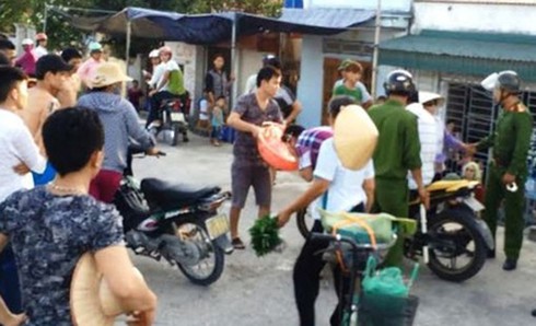 Dùng bút đâm vào mặt cán bộ giải tỏa vỉa hè, lòng đường - ảnh 1