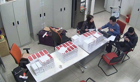 Hơn 100 chiếc iPhone không rõ nguồn gốc đang tuồn vào VN bị tịch thu - ảnh 1