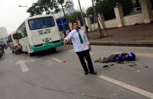 Xe ô tô gây tai nạn liên hoàn, đè qua người đi xe máy - ảnh 2