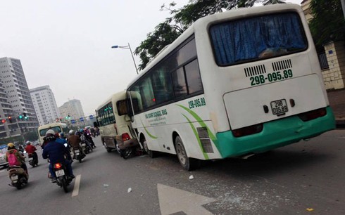 Xe ô tô gây tai nạn liên hoàn, đè qua người đi xe máy - ảnh 1