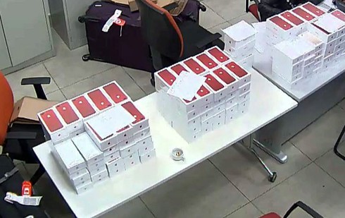 Hơn 100 chiếc iPhone không rõ nguồn gốc đang tuồn vào VN bị tịch thu - ảnh 2