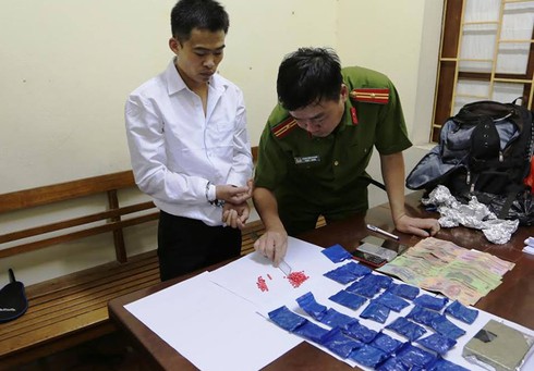 Bắt quả tang người đàn ông mang theo nhiều ma túy - ảnh 1