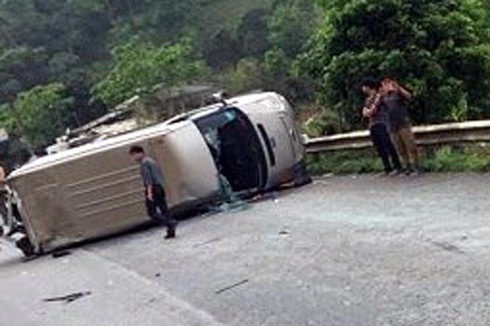 Hai ô tô tông nhau trên quốc lộ, 6 người bị thương - ảnh 1