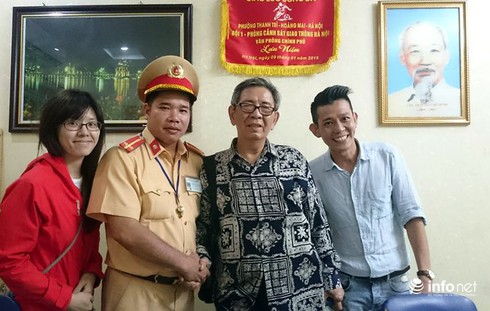 CSGT giúp một du khách nước ngoài bị lạc đoàn tụ gia đình - ảnh 2