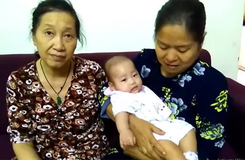 Bé gái gần 6 tháng tuổi bị bỏ rơi tại tầng 9 ở chung cư - ảnh 1