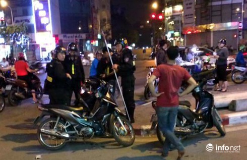 Ngang nhiên mang giáo tự chế dạo phố Thủ đô trong ngày nghỉ lễ - ảnh 1