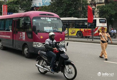 CSGT Hà Nội xử lý vi phạm hơn 1 tỷ đồng trong 3 ngày nghỉ lễ - ảnh 1