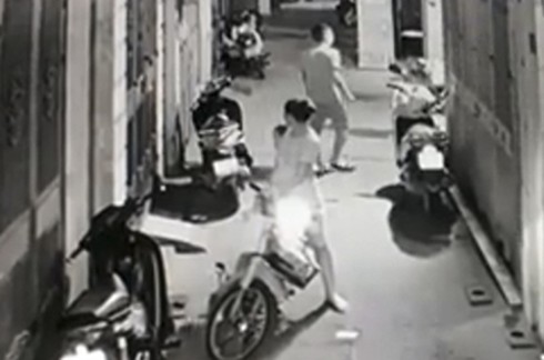 Điều tra đôi nam nữ đưa bé gái đi trộm túi xách - ảnh 1