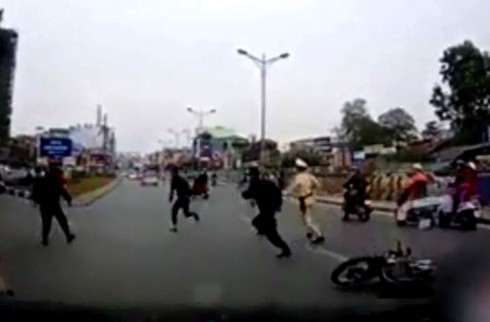 Nam thanh niên dùng gạch tấn công, trưởng công an xã nhập viện - ảnh 1