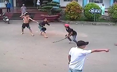 Mang hung khí truy sát đối phương nhưng lại bị đâm tử vong - ảnh 1