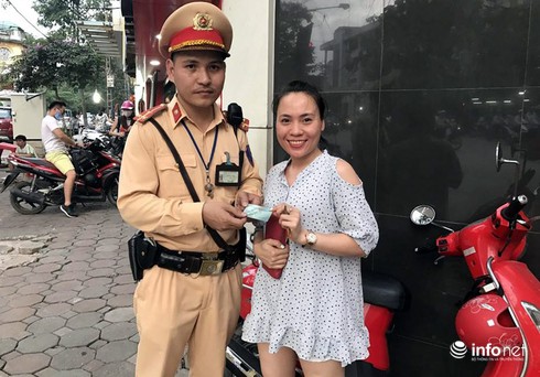 CSGT trả lại thẻ ATM cho người bị quên khi rút tiền - ảnh 2