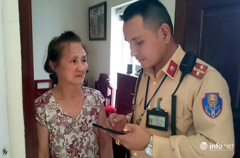 CSGT trả lại thẻ ATM cho người bị quên khi rút tiền - ảnh 1