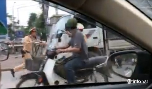 Không có việc lái xe tải cố tình tăng ga ép 2 CSGT Thủ đô phải chạy lùi - ảnh 1