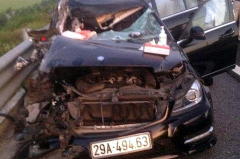 Xe con va vào xe tải chở tôn trên cao tốc, 4 người thương vong trong đêm - ảnh 1