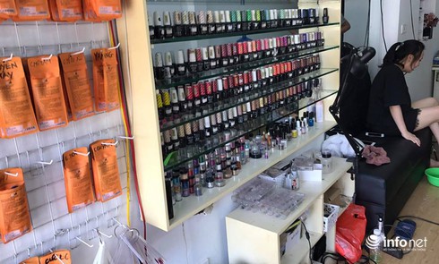 Chủ tiệm làm móng đánh văng súng tên cướp bịt mặt - ảnh 1