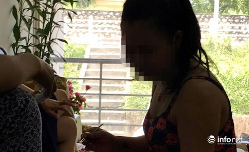 Chủ tiệm làm móng đánh văng súng tên cướp bịt mặt - ảnh 2