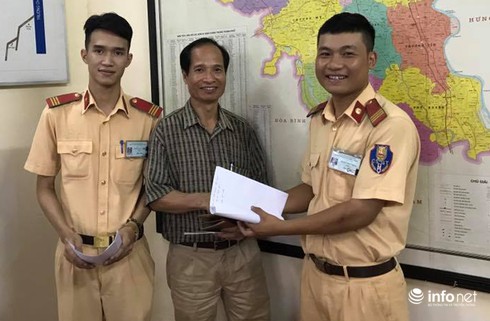 CSGT tìm người đánh rơi ví tiền hơn 10 triệu trả lại - ảnh 2