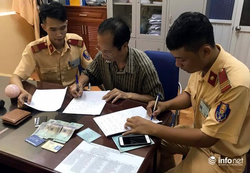 CSGT tìm người đánh rơi ví tiền hơn 10 triệu trả lại - ảnh 1