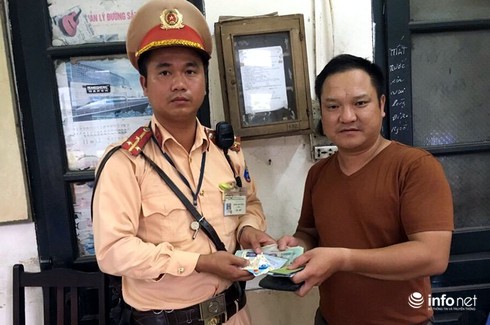 CSGT trả ví tiền hơn 10 triệu cho người đánh rơi - ảnh 1