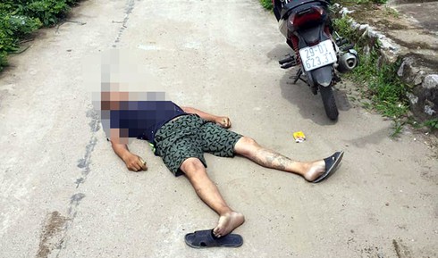 Nam thanh niên chết bất thường bên vệ đường - ảnh 1