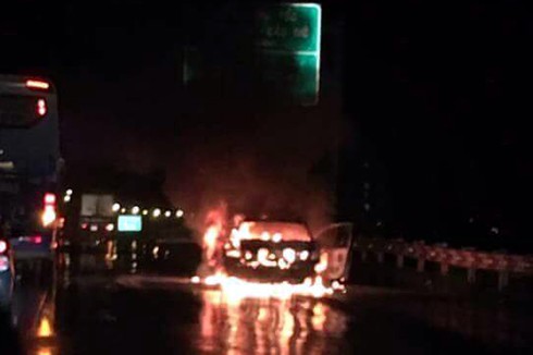 Ô tô bốc cháy dữ dội trên cao tốc Pháp Vân - Cầu Giẽ - ảnh 1