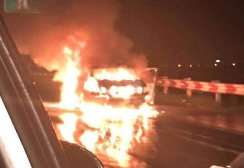 Ô tô bốc cháy dữ dội trên cao tốc Pháp Vân - Cầu Giẽ - ảnh 2