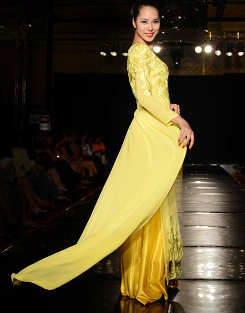 Huyền Trang đọ dáng cùng Thùy Trang - ảnh 8