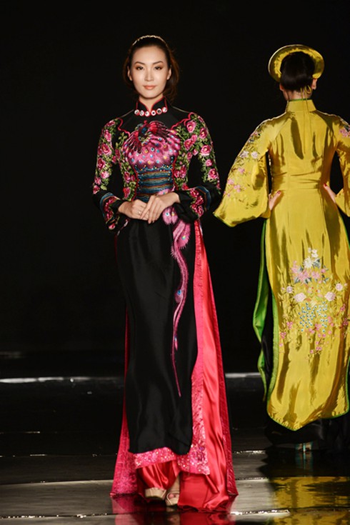 Huyền Trang đọ dáng cùng Thùy Trang - ảnh 4