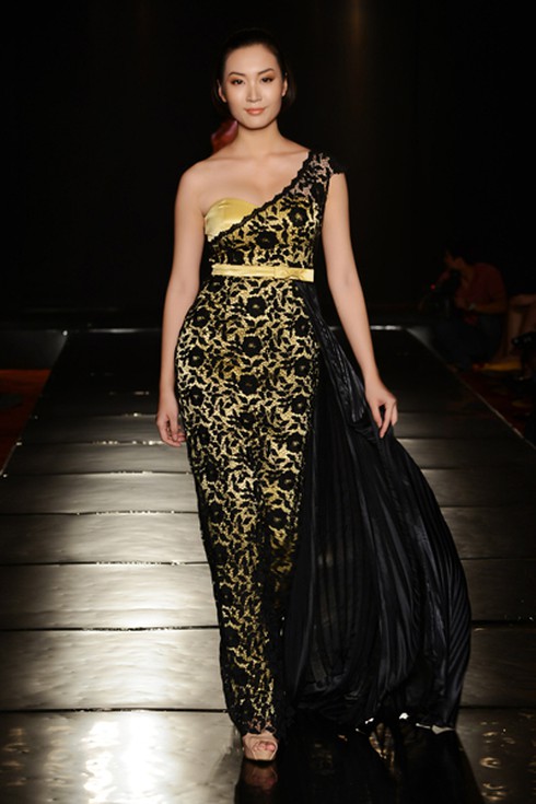 Huyền Trang đọ dáng cùng Thùy Trang - ảnh 3