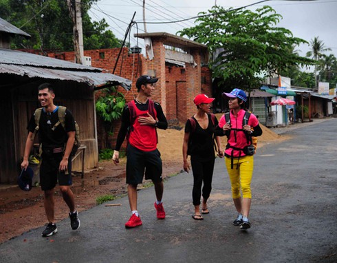 Các hot girl loay hoay ‘vượt rào’ giữa núi rừng Tây Nguyên - ảnh 1