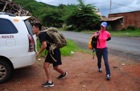 Các hot girl loay hoay ‘vượt rào’ giữa núi rừng Tây Nguyên - ảnh 2