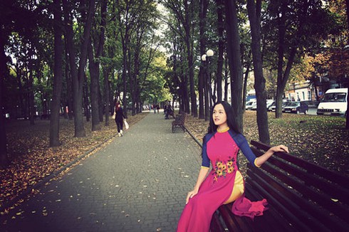 Á hậu Hoàng Anh tung tẩy áo dài khiến người Ucraina mê mẩn - ảnh 2