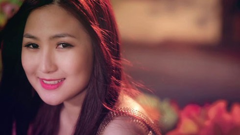 Hương Tràm 'say nắng' hotboy Sonny Hupa - ảnh 2