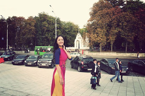 Á hậu Hoàng Anh tung tẩy áo dài khiến người Ucraina mê mẩn - ảnh 4