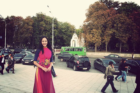 Á hậu Hoàng Anh tung tẩy áo dài khiến người Ucraina mê mẩn - ảnh 6