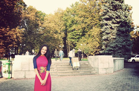 Á hậu Hoàng Anh tung tẩy áo dài khiến người Ucraina mê mẩn - ảnh 7