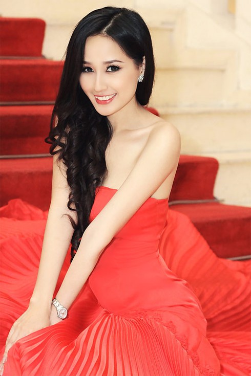 Mai Phương Thúy lên sàn catwalk - ảnh 1