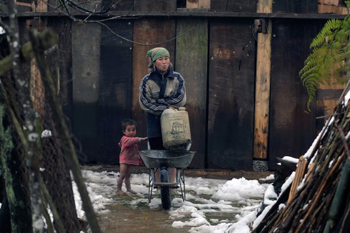 Mua ảnh tuyết Sa Pa ủng hộ trẻ em vùng cao - ảnh 3