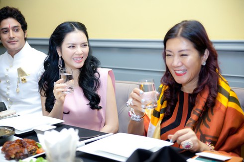 Lý Nhã Kỳ ra sân bay đón công chúa Thái Lan - ảnh 7