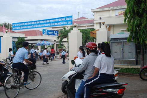 TP.HCM: Học sinh thiếu mũ bảo hiểm đếm không xuể - ảnh 1