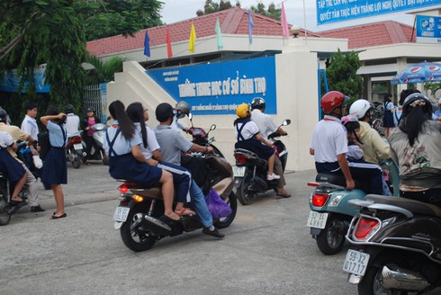 TP.HCM: Học sinh thiếu mũ bảo hiểm đếm không xuể - ảnh 2